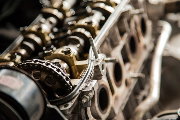 Close em motor de carro e suas engrenagens