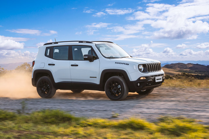 Jeep Renegade Moab em estrada de terra levantando poeira