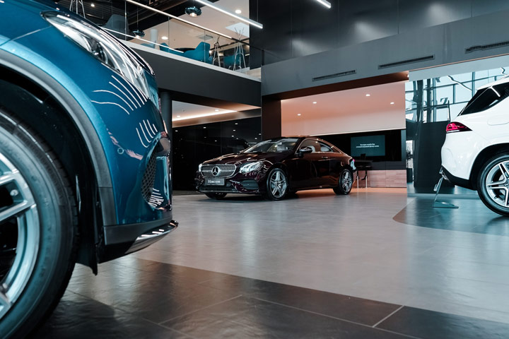 Salão de concessionária de veículos com carros em exposição