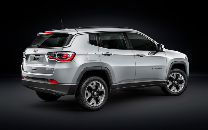 SUV Jeep Compass Longitude cor prata iluminado sobre fundo escuro
