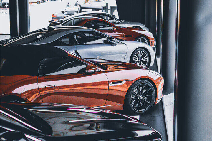 Fileira de carros de luxo em vitrine de concessionária
