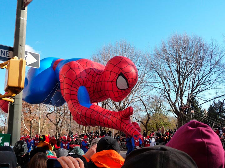 Boneco inlfável gigante do Homem Aranha em desfile de rua nos Estados Unidos