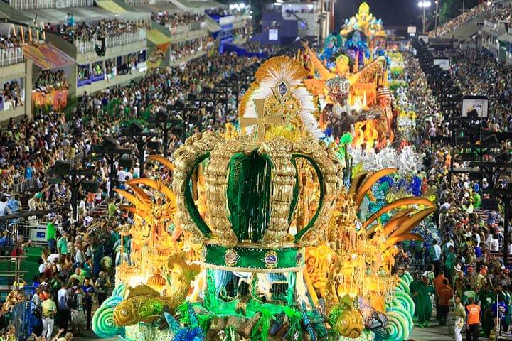 Carro alegórico de escola de samba desfilando na avenida Marquês de Sapucaí