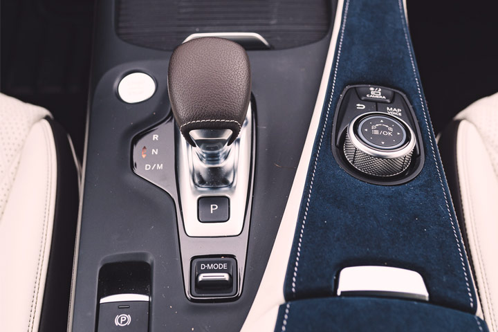Detalhe de alavanca de câmbio automático em carro de luxo