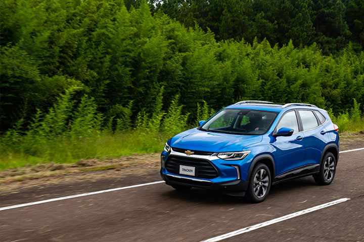 Chevrolet Tracker azul em rodovia ladeada por vegetação