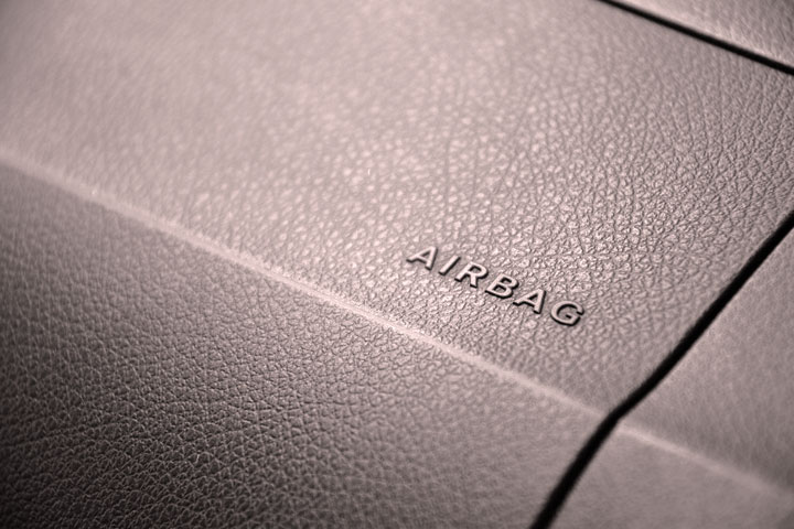 Close em painel de carro mostrando a palavra airbag escrita