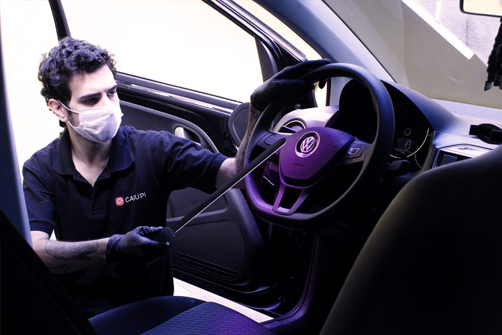 Funcionário da CARUPI higienizando carro antes de test-drive