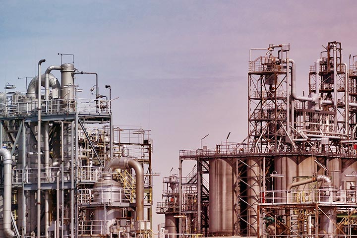 Refinaria de petróleo com vários andares e tubulações