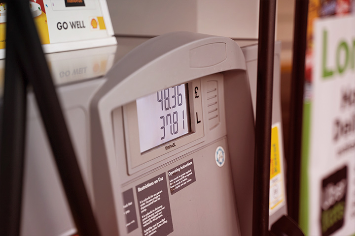 Bomba de combustível em posto de gasolina mostrando valores em display