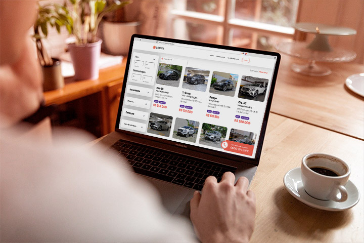 Homem em casa comprando carros online com vistoria na CARUPI