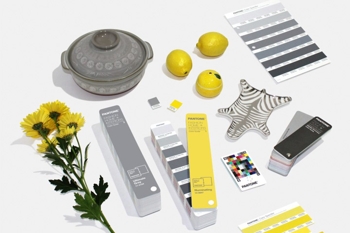 Vários objetos - panela, flores, limões, vasilha e tabelas Pantone - nas cores Pantone 2021