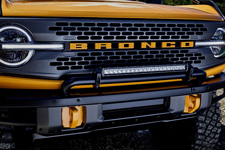 Destaque da frente de Ford Bronco Sport em cor amarela e preta