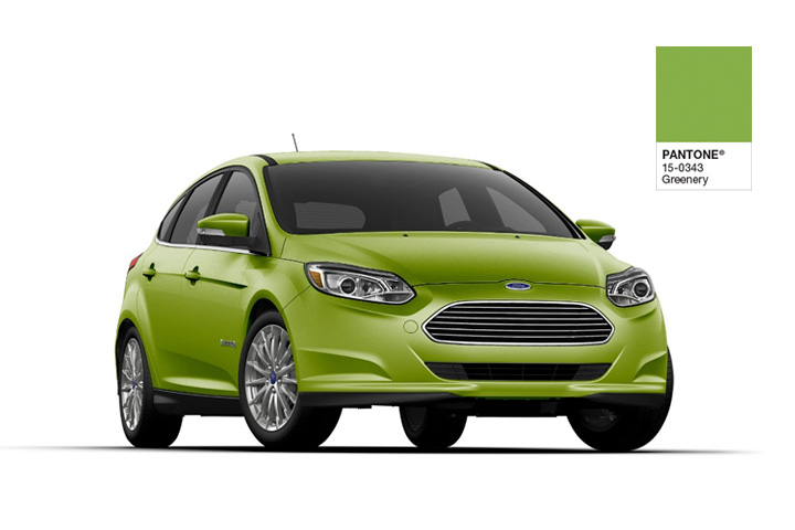 Ford Focus elétrico em tom de verde com fundo branco ao lado de amostra de cor Pantone Greenery