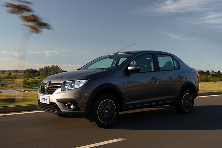 Renault Logan em alta velocidade em rodovia com paisagem ao fundo