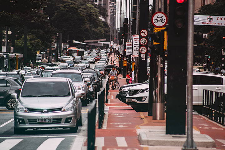 Avenida Paulista congestionada de carros durante o dia