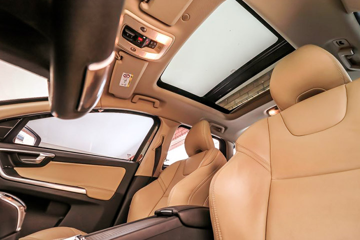 Vista de interior de carro destacando estofamento dos bancos e teto solar