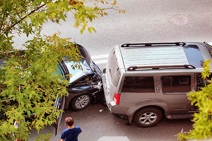 Visão superior de colisão entre 2 carros com dianteira e traseira danificadas