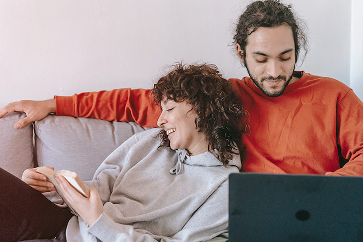 Casal relaxando em sofá e agendando test drive em casa no site da Carupi