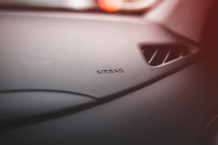 Destaque em console de carro com palavra Airbag escrita na superfície
