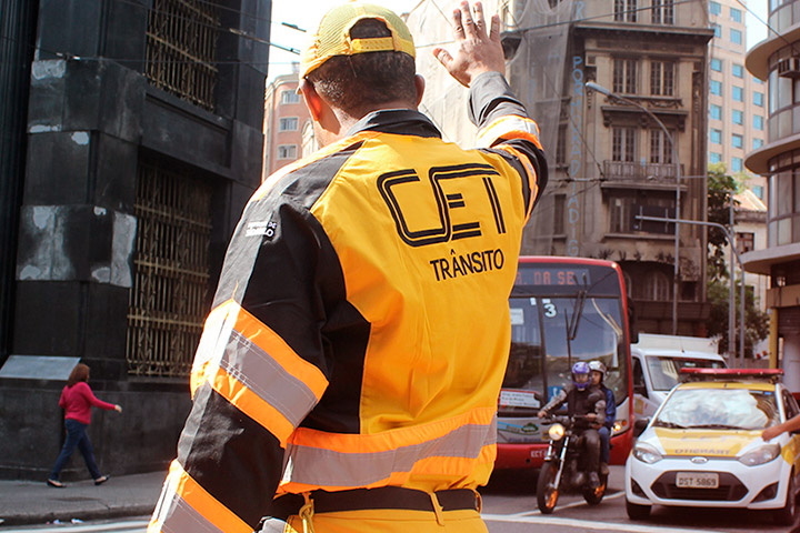 Agente da CET de São Paulo uniformizado organizado tráfego em cruzamento da cidade