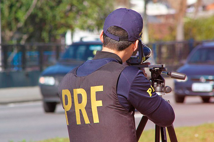 Policial Rodoviário Federal utilizando aparelho de radar de velocidade à beira de rodovia no Brasil