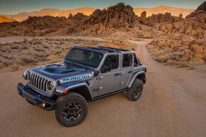 Jeep Wrangler Rubicon 4xe elétrico em estrada de terra no deserto de Mojave