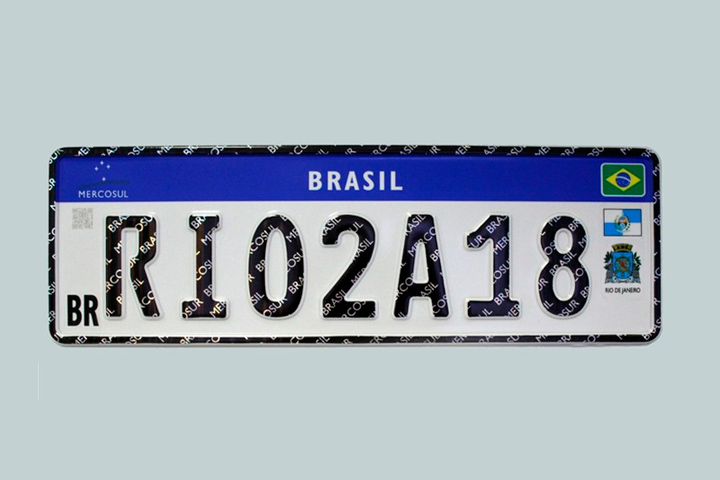 Placa Mercosul sob fundo claro mostrando detalhes do novo padrão