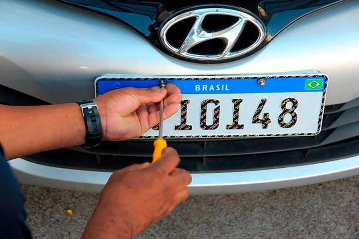 Hyundai HB20 sendo emplacado com nova placa Mercosul