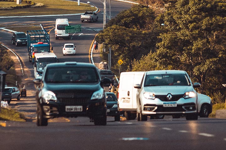Rodovia brasileira com carros emplacados em padrão antigo e com a nova placa Mercosul