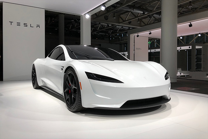 Tesla Roadster branco em exibição em concessionária da Tesla