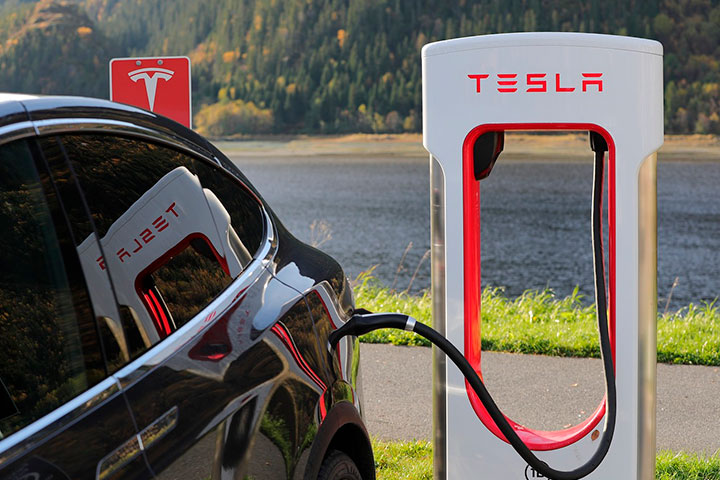 Carro Tesla carregando sua bateria em estação de carga Supercharger