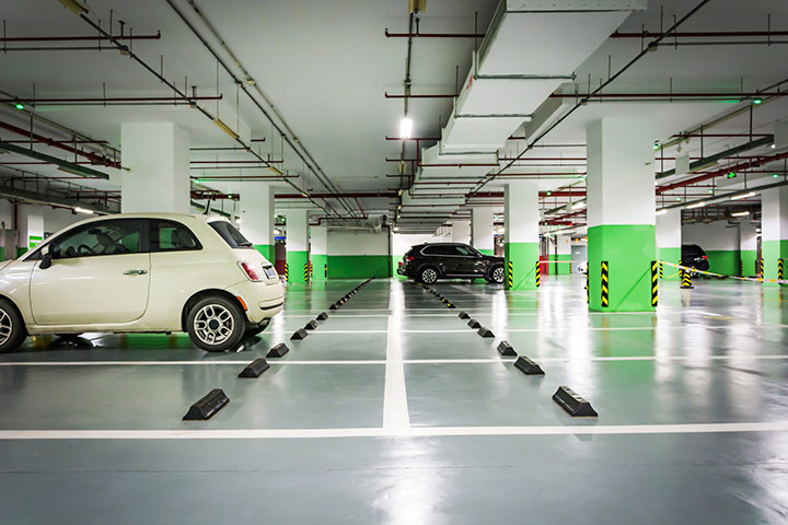 Estacionamento de shopping center vazio com Fiat 500 estacionado em vaga