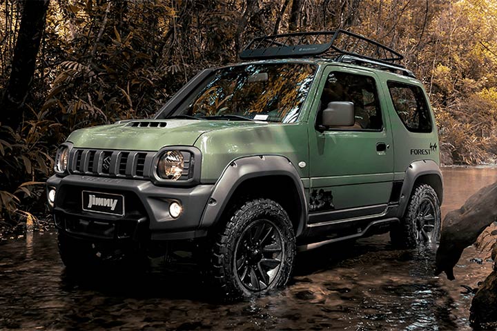 Suzuki Jimny off-road atravessando riacho em meio a cenário de floresta