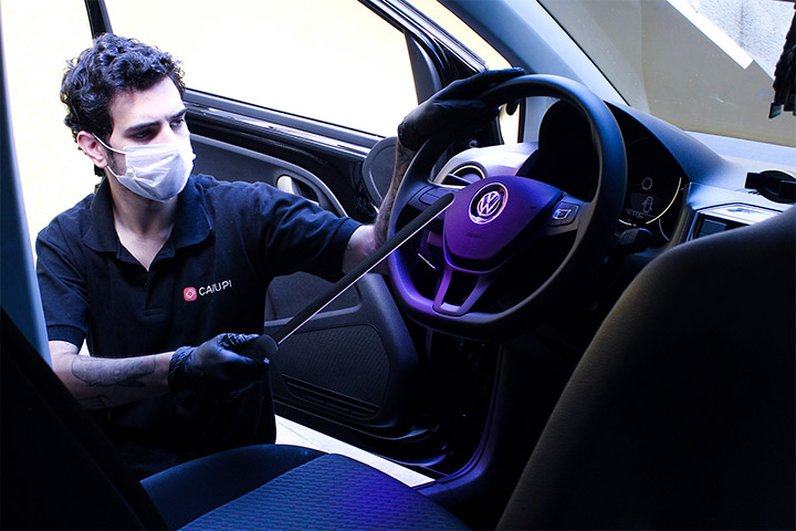 Colaborador Carupi higienizando carro após test-drive