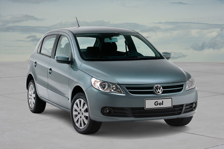 Volkswagen Gol G5 azulado sobre cenário de concreto com céu ao fundo