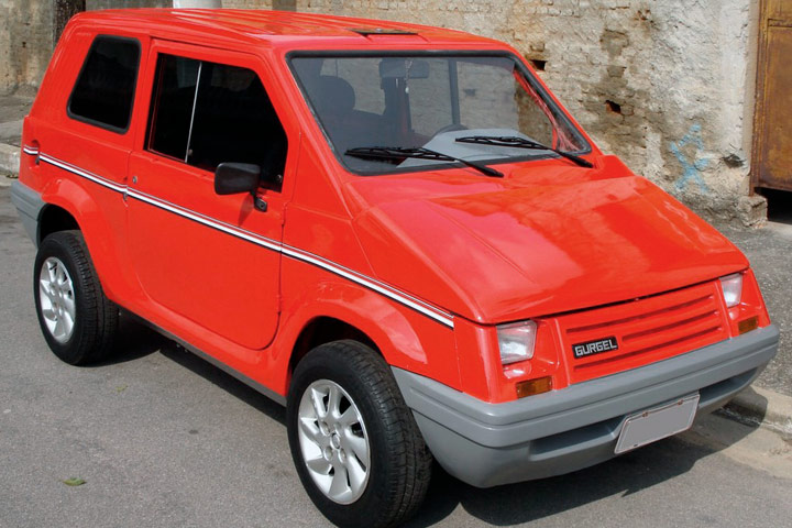 Gurgel BR800 vermelho estacionado em rua com muros de casas ao fundo