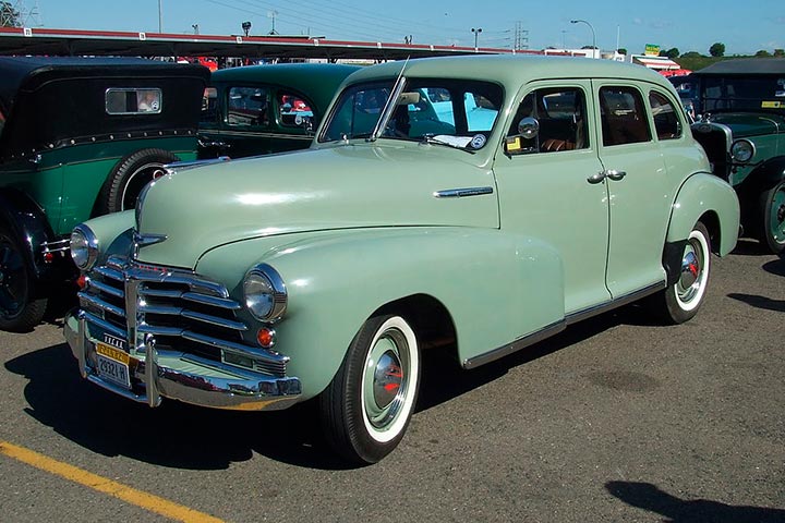 Chevrolet Fleetmaster cor verde água estacionado em pátio de exposição de carros antigos