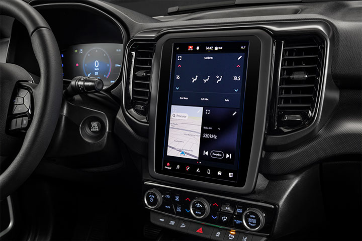 Console da Fiat Toro mostrando tela multimídia de 10 polegadas