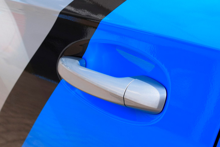Detalhe de maçaneta e porta de carro com envelopamento automotivo customizado em azul
