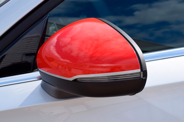 Espelho retrovisor de carro customizado em vermelho com envelopamento automotivo