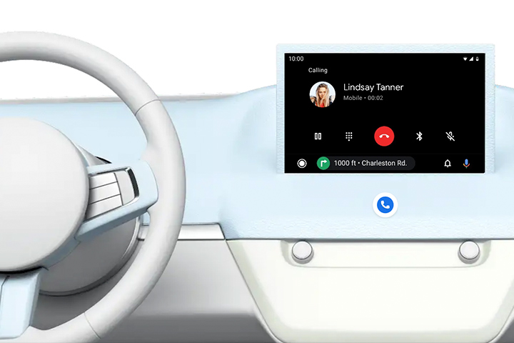 Console de carro mostrando tela multimídia com sistema Android Auto em funcionamento