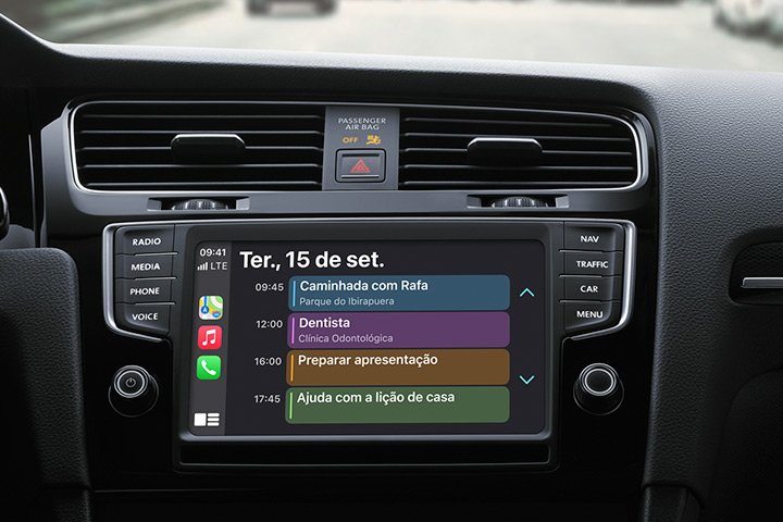 Console de carro em destaque mostrando central multimídia com Apple CarPlay funcionando