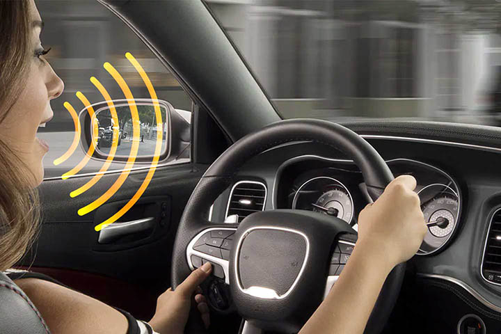 Mulher dirigindo e dizendo comando de voz para assistente virtual em carro inteligente