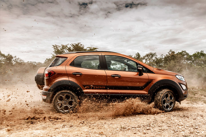 Ford EcoSport Storm cor laranja derrapando em terreno do lama e levantando poeira