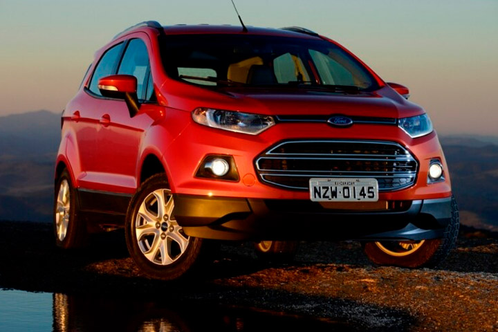 Ford Ecosport 2013 vermelho estacionado em solo de pedra em alto de montanha com horizonte ao fundo