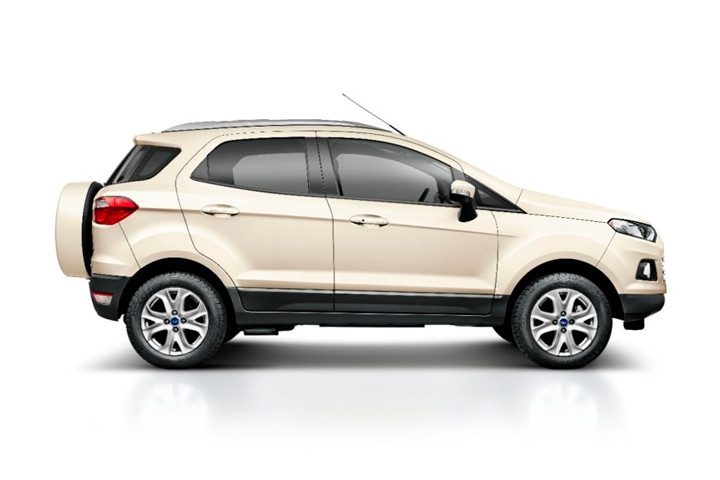 Ford Ecosport 2015 cor creme em posição lateral em foto de estúdio com fundo branco
