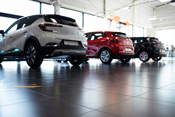 Concessionária de carros vista da traseira dos veículos em exposição