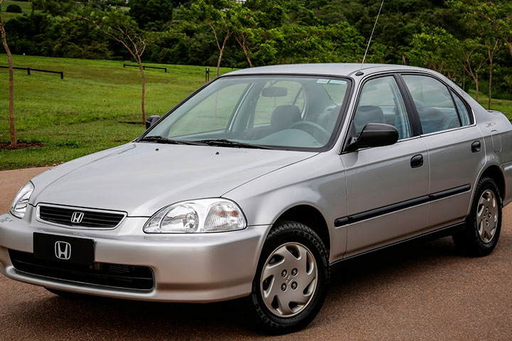 Honda Civic de 5ª geração produzido no Brasil em pátio da fábrica com gramado e bosque ao fundo