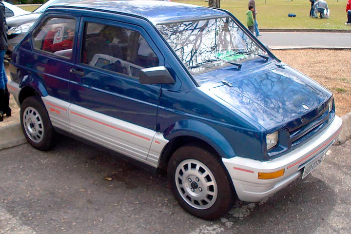 Veículo Supermini, da marca Gurgel, estacionado em vaga de estacionamento em área aberta