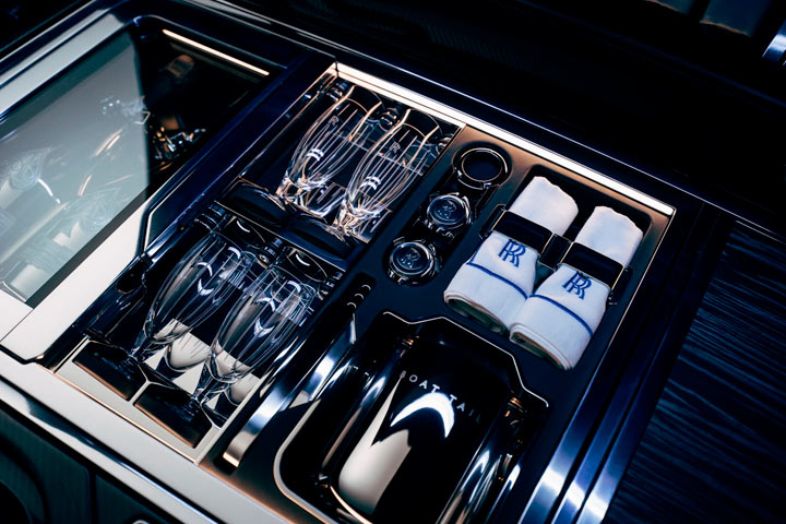 Geladeira do Rolls-Royce Boat Tail aberta, mostrando conjunto de taças, champanhe e demais acessórios exclusivos